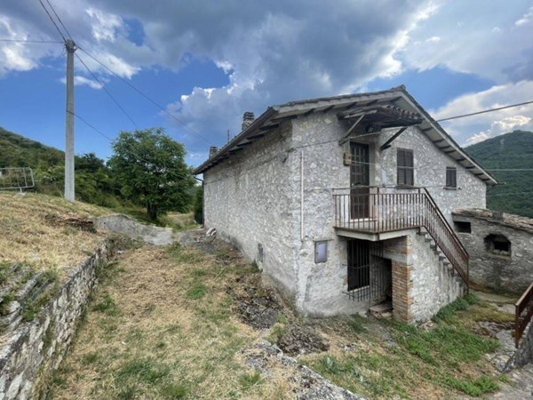 appartamento in vendita a Spoleto in zona Strettura