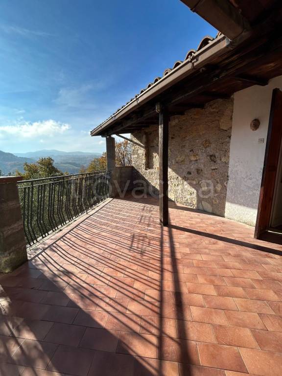 casa indipendente in vendita a Spoleto in zona Fogliano