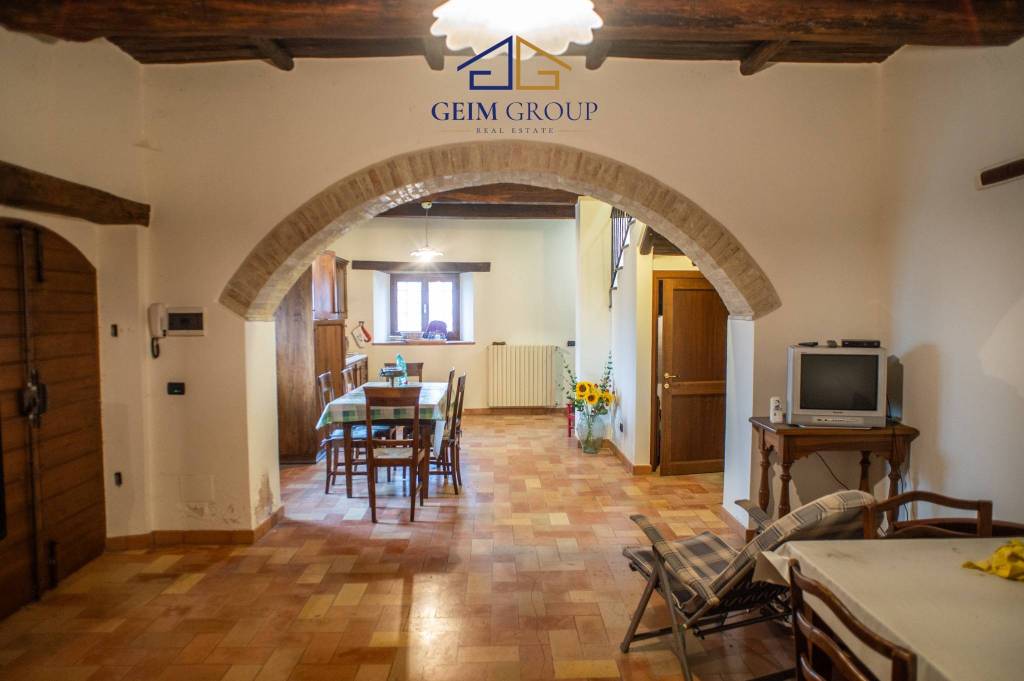 casa indipendente in vendita a Spoleto in zona Maiano
