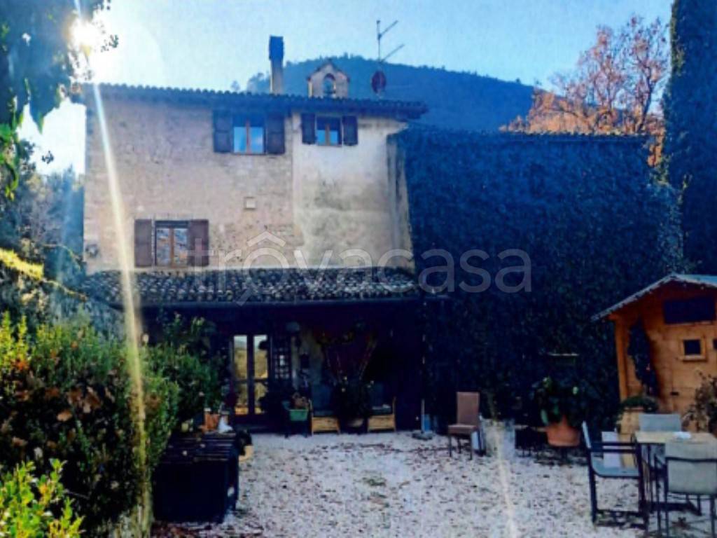casa indipendente in vendita a Spoleto in zona Eggi
