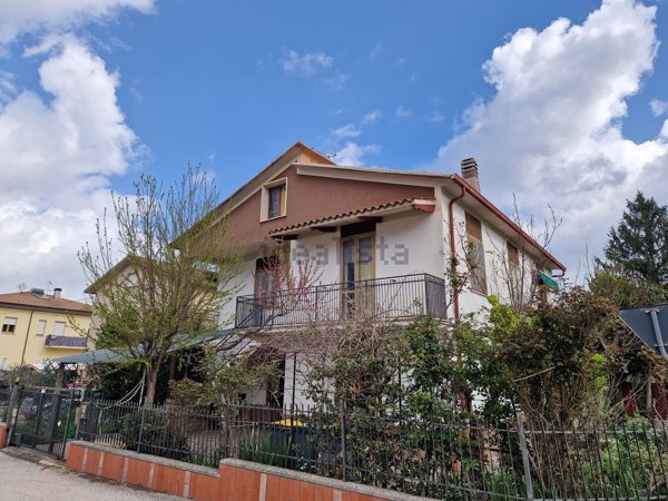 casa indipendente in vendita a Spoleto in zona Baiano