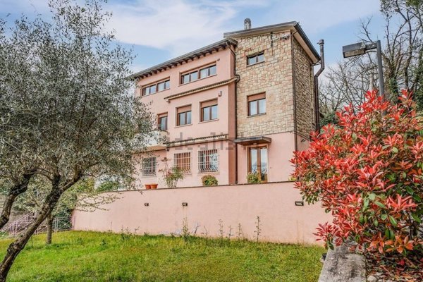 casa indipendente in vendita a Spoleto