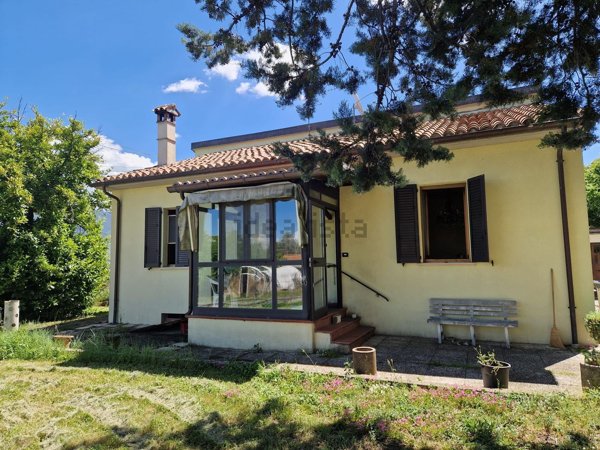 casa indipendente in vendita a Spoleto