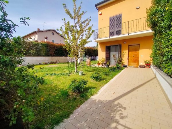 casa indipendente in vendita a Spoleto