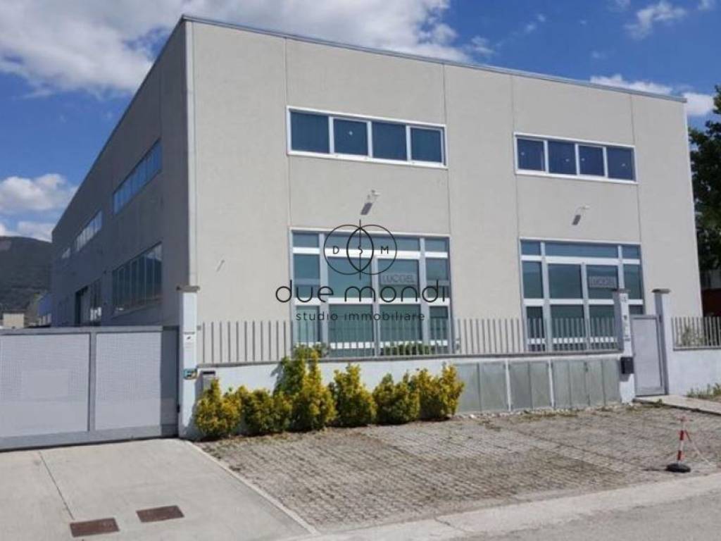 locale commerciale in vendita a Spoleto