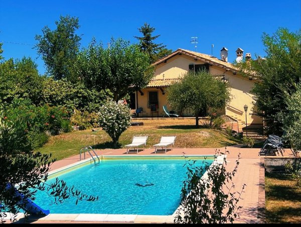 casa indipendente in vendita a Spoleto