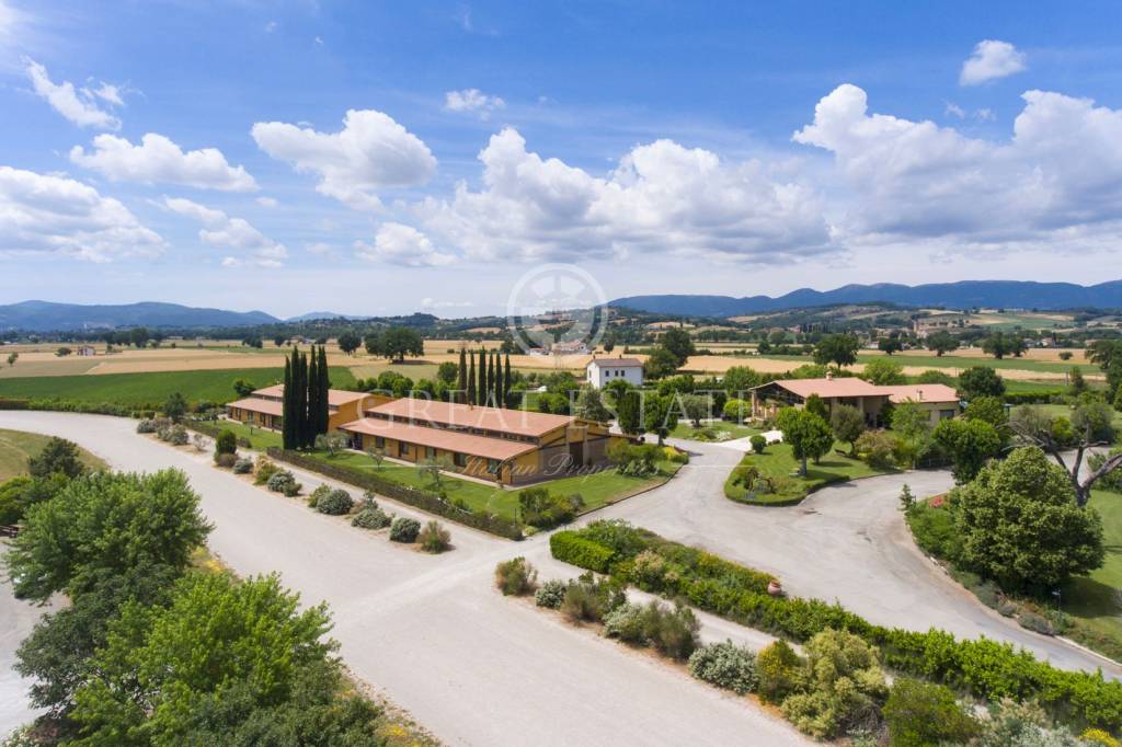 negozio in vendita a Spoleto in zona San Giacomo