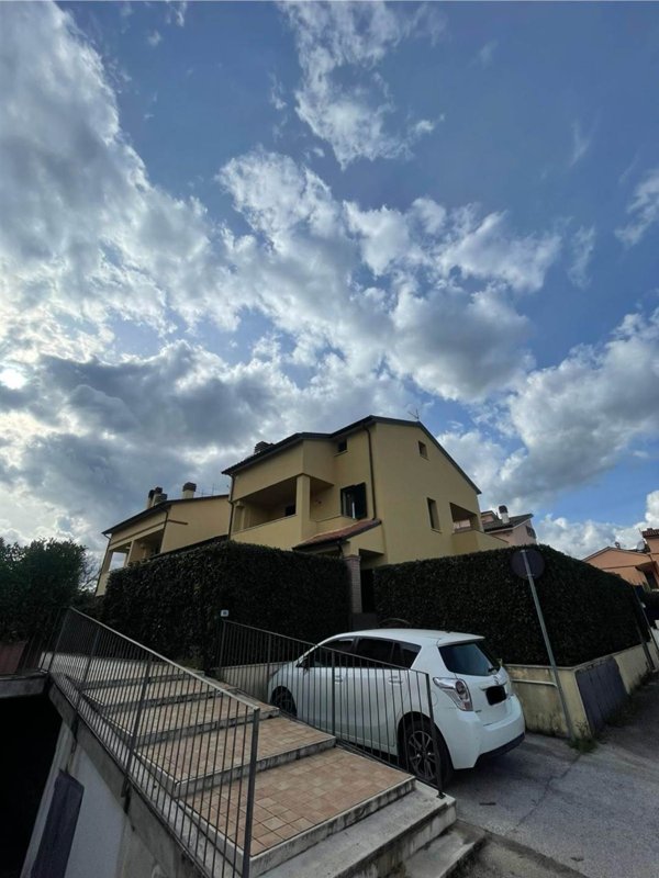 casa indipendente in vendita a Spoleto