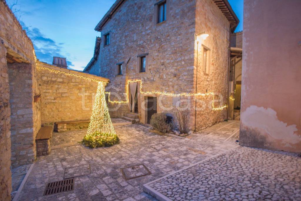 casa indipendente in vendita a Spoleto