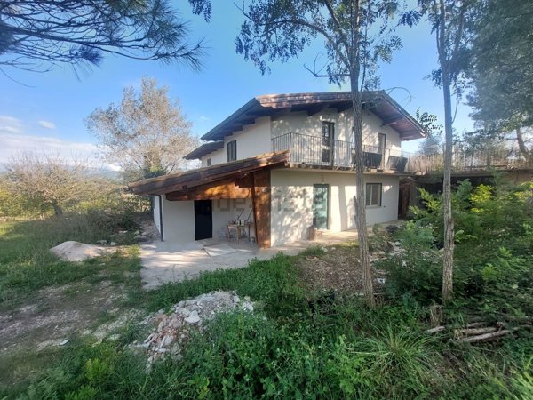 casa indipendente in vendita a Spoleto