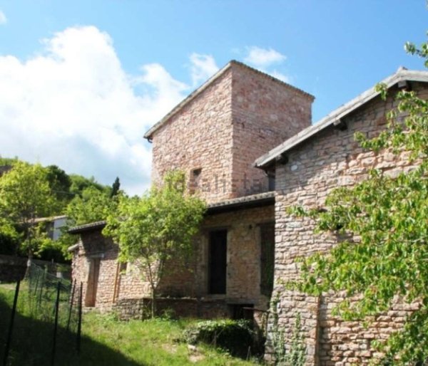 casa indipendente in vendita a Spoleto in zona Cerqueto