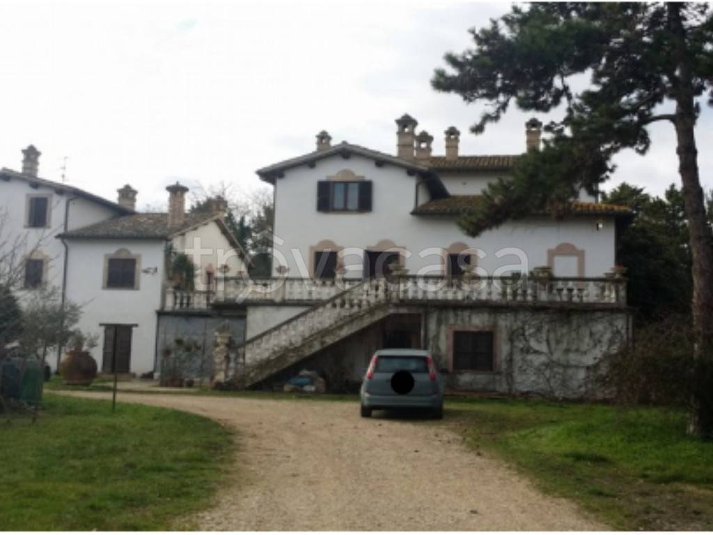 negozio in vendita a Spoleto in zona San Giacomo