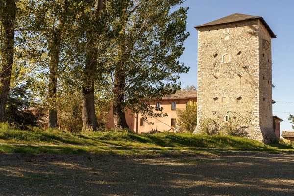 locale di sgombero in vendita a Spoleto in zona Azzano