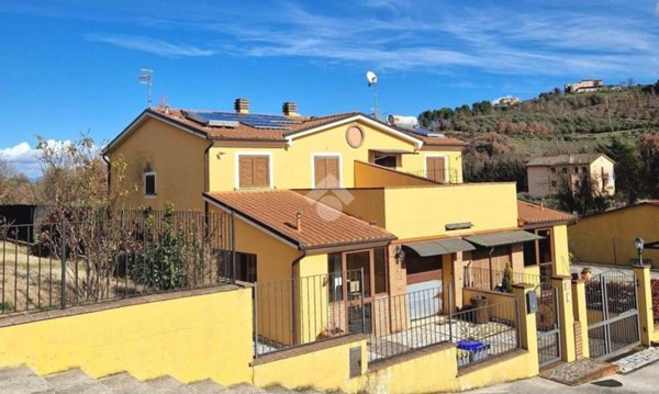 casa indipendente in vendita a Spoleto