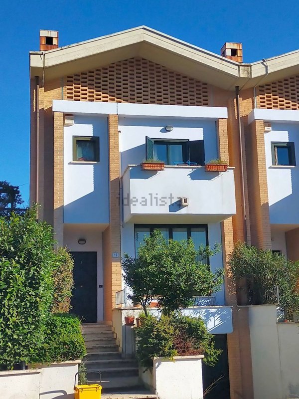 casa indipendente in vendita a Spoleto