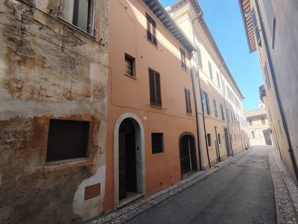 casa indipendente in vendita a Spoleto