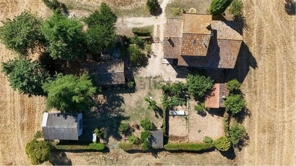 casa indipendente in vendita a Spoleto