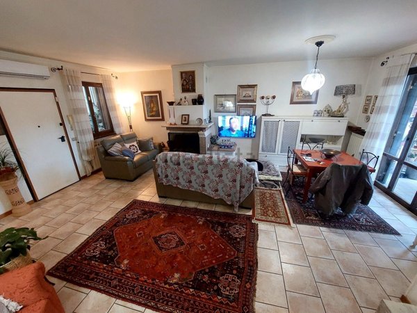 casa indipendente in vendita a Spoleto