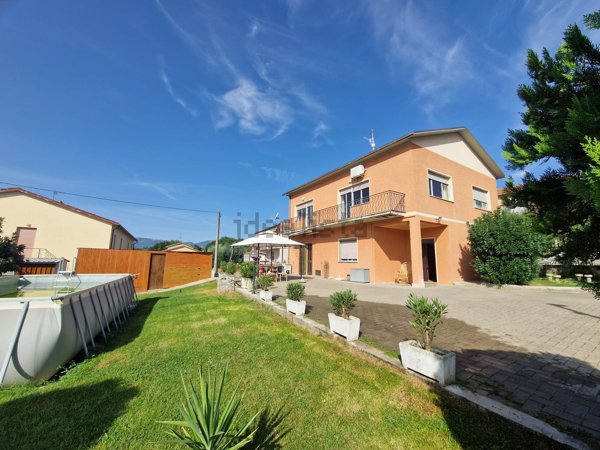 casa indipendente in vendita a Spoleto