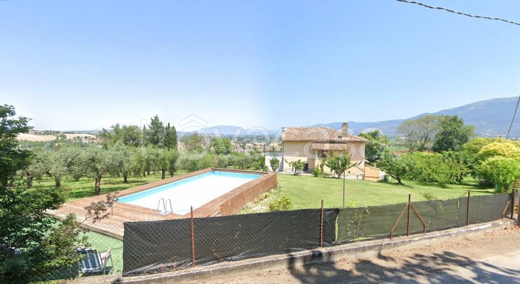 casa indipendente in vendita a Spoleto in zona Petrognano