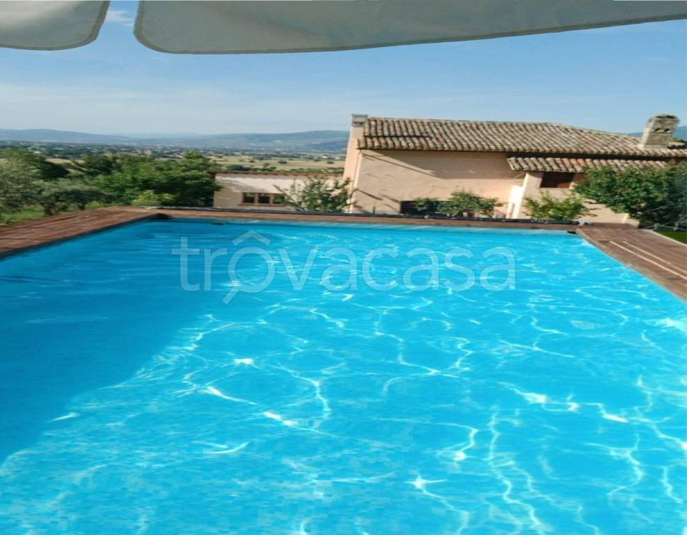 casa indipendente in vendita a Spoleto in zona Petrognano