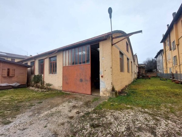 locale commerciale in vendita a Spoleto