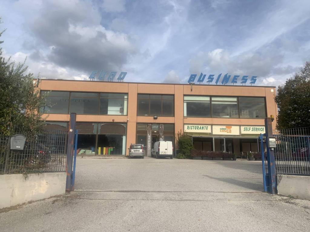 negozio in vendita a Spoleto in zona San Giacomo