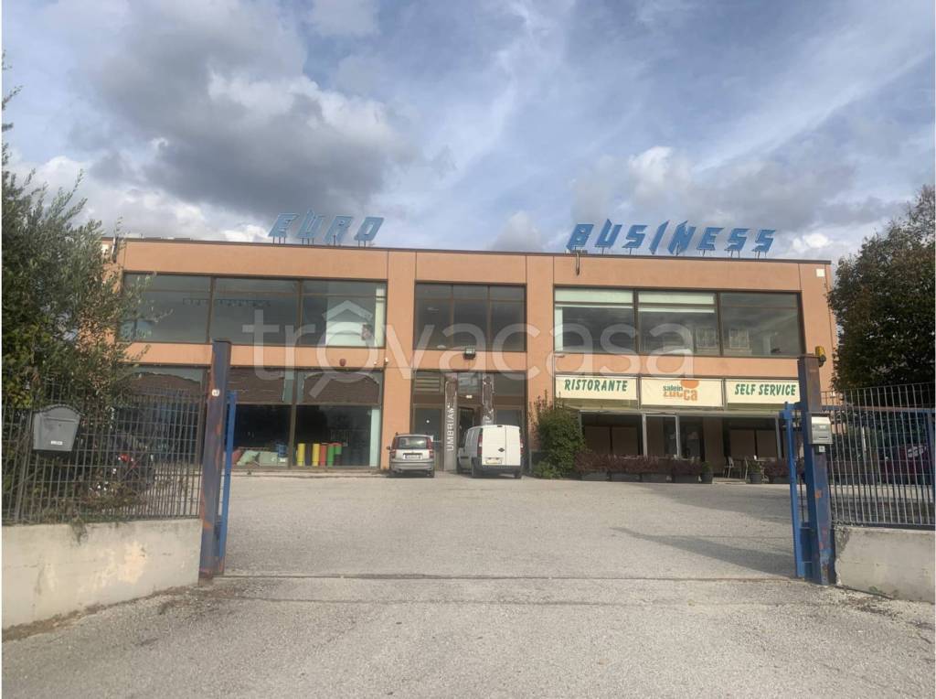 negozio in vendita a Spoleto in zona San Giacomo