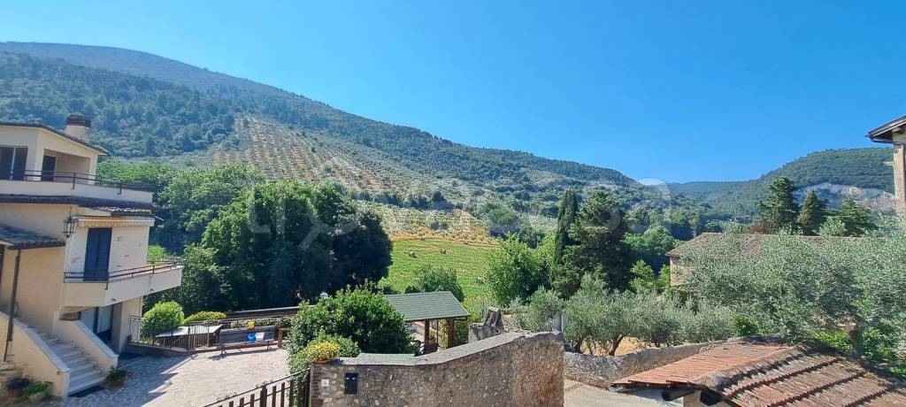 casa indipendente in vendita a Spoleto in zona Eggi