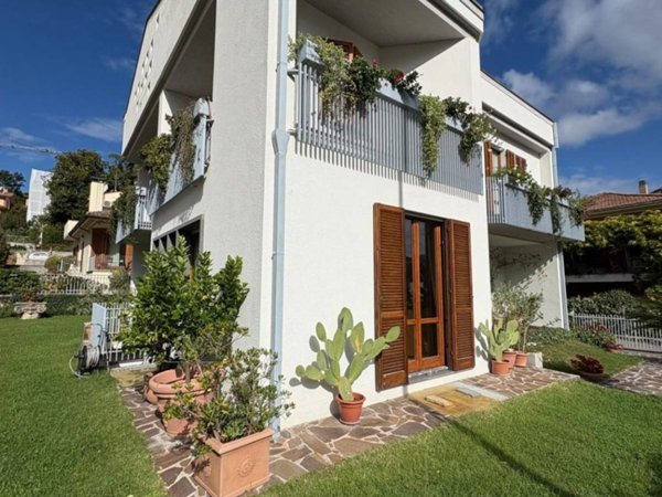 casa indipendente in vendita a Spoleto