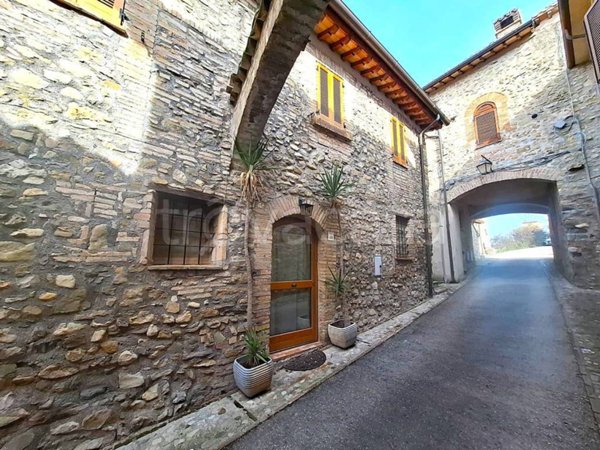 casa indipendente in vendita a Spoleto in zona Uncinano