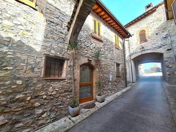 casa indipendente in vendita a Spoleto in zona Uncinano