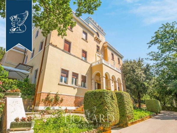 negozio in vendita a Spoleto in zona Pompagnano