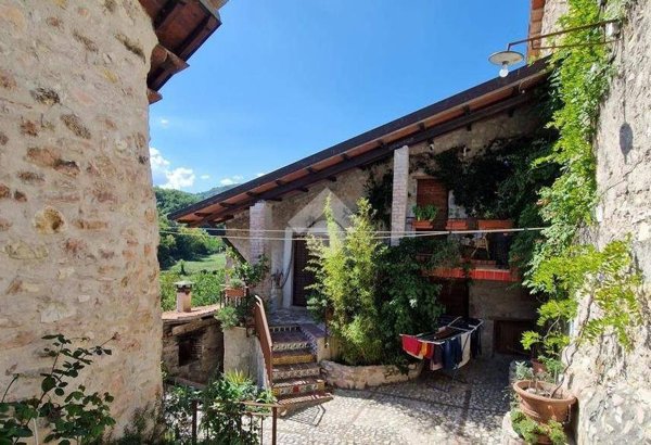 casa indipendente in vendita a Spoleto