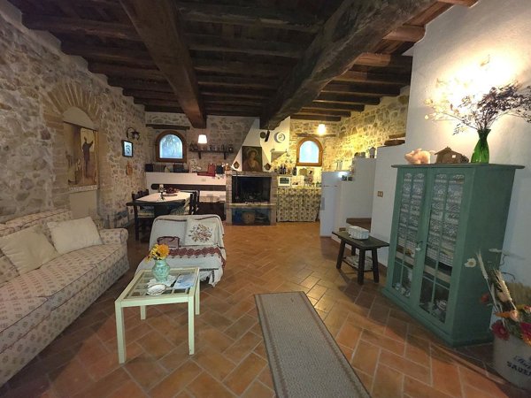 appartamento in vendita a Spoleto in zona Uncinano