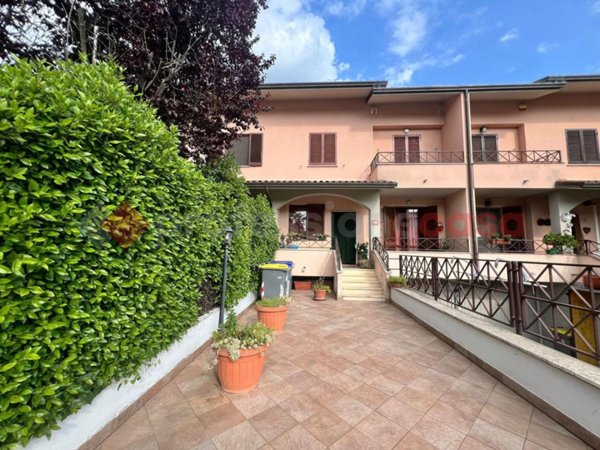 casa indipendente in vendita a Spoleto