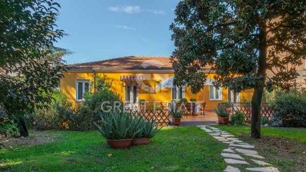 casa indipendente in vendita a Spoleto