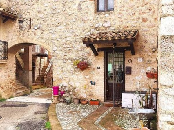 casa indipendente in vendita a Spoleto