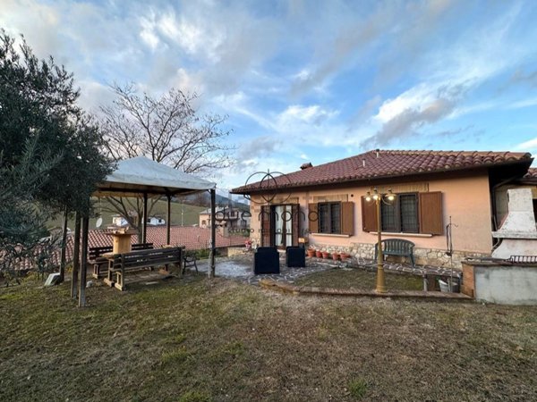 casa indipendente in vendita a Spoleto in zona Baiano
