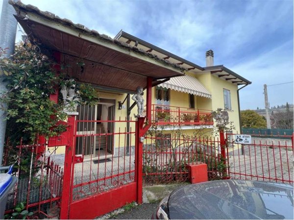 casa indipendente in vendita a Spoleto