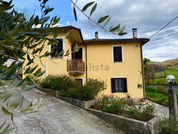 casa indipendente in vendita a Spoleto in zona Messenano
