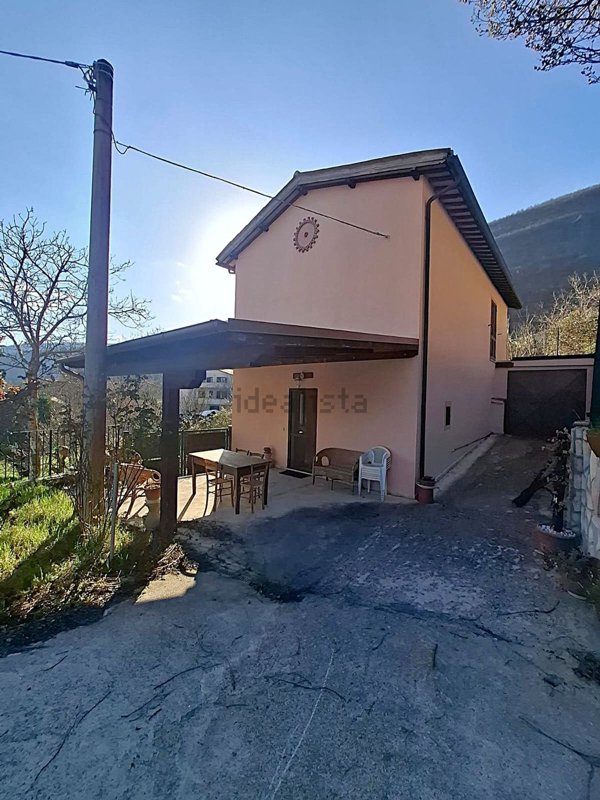 casa indipendente in vendita a Spoleto