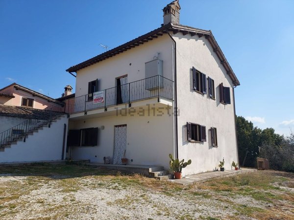 casa indipendente in vendita a Spoleto