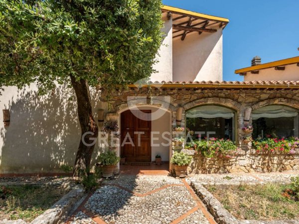 casa indipendente in vendita a Spoleto in zona Vallocchia