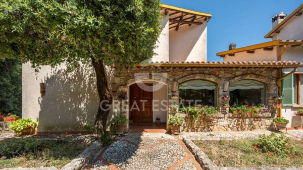 casa indipendente in vendita a Spoleto