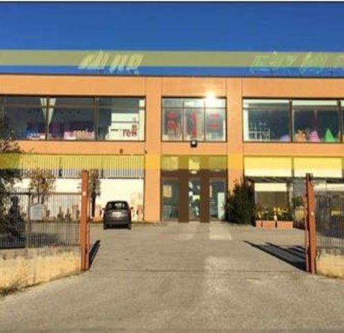 locale commerciale in vendita a Spoleto in zona San Giacomo