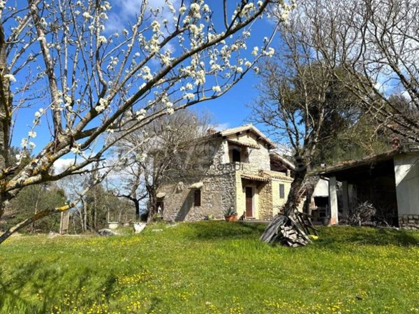 casa indipendente in vendita a Spoleto in zona Rubbiano