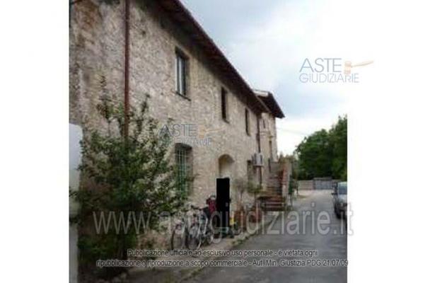 locale commerciale in vendita a Spoleto in zona Azzano