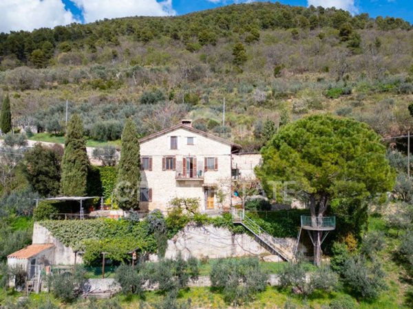 casa indipendente in vendita a Spoleto in zona Eggi