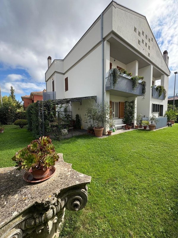 casa indipendente in vendita a Spoleto